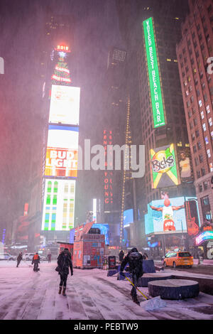 Menschen zu Fuß durch den Times Square an einem Verschneiten am frühen Morgen im Winter Storm Grayson im Januar 2018. Stockfoto