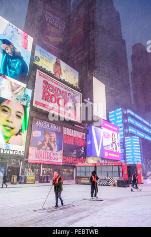 Times Square Arbeitnehmer Schneeschaufeln auf dem Bürgersteig im Winter Storm Grayson Januar 2018. Stockfoto