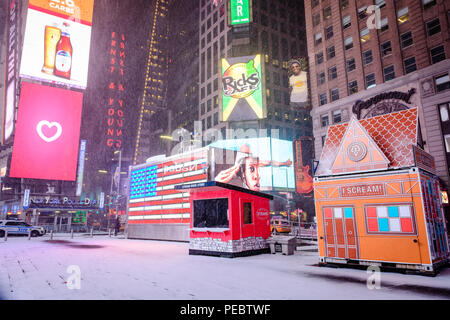 Eine schneebedeckte Bürgersteig in Times Square, New York City im Winter Storm Grayson, Januar 2018. Stockfoto