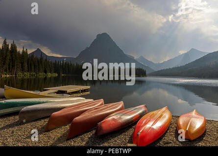 In diesem Schoß Kanus und Kajaks entlang der Ufer von zwei Medicine Lake im Glacier National Park, Montana, USA gefüttert. Stockfoto