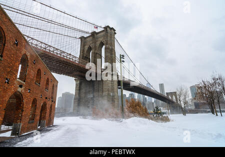 Die Brooklyn Bridge in NEW YORK CITY DUMBO, gerade nach dem winter storm Grayson schlug im Januar 2018. Stockfoto