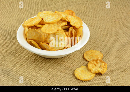 Gesunde alternative Der knusprig-gesunde Hummus und Basilikum Chips in umweltfreundliche Einweg weisse Faser Schüssel Stockfoto