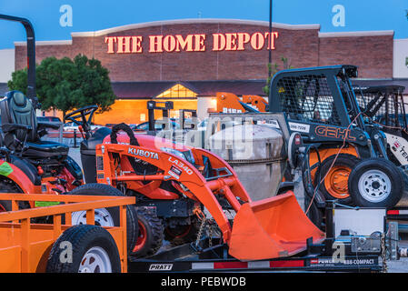 Home Depot in Metro Atlanta mit einer Reihe von Mietgeräten für Bauwesen, Industrie und Landwirtschaft. (USA) Stockfoto