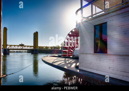 Altstadt von Sacramento mit der Delta King Steamboat und der Turm Zugbrücke, Kalifornien Stockfoto