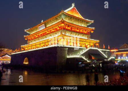 Low Angle View der Ming Dynastie Drum Tower bei Nacht, Xi'an, Shaanxi, China Stockfoto