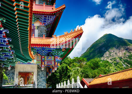 Bunte Dach Details der buddhistischen Kloster Po Lin, Lantau Island, Hongkong, China Stockfoto