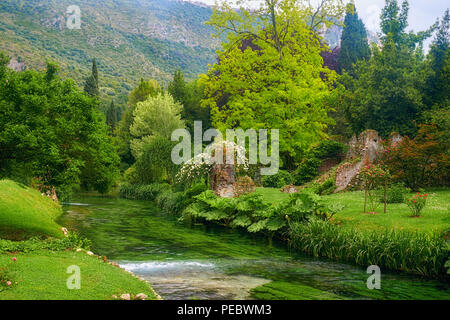 Üppigen Garten mit einem Bach und historischen Ruinen, Garten von Ninfa, Cisterna di Latina, Italien Stockfoto