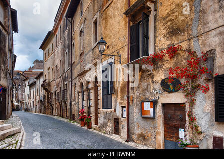 Alte Häuser in einer Strasse von Sermoneta, Latina, Italien Stockfoto