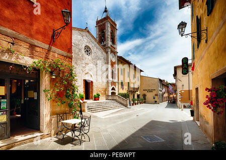 Straße mit einer katholischen Kirche, San Quirico d'Orcia, Toskana, Italien Stockfoto
