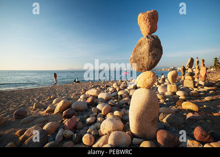 Ausgewogene Felsen am Strand, Malecon, Puerto Vallarta, Mexiko Stockfoto