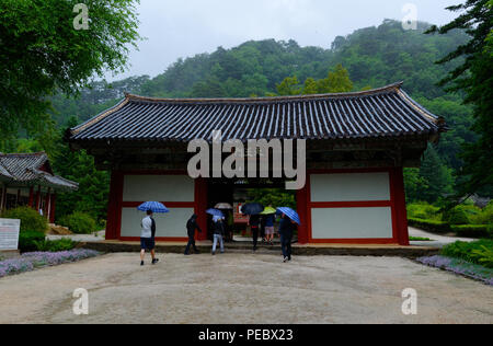 Touristen eingabe Pohyon-sa, koreanischen buddhistischen Tempel in Hyangsan County, North Korea Stockfoto