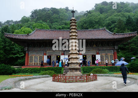 Touristen eingabe Pohyon-sa, koreanischen buddhistischen Tempel in Hyangsan County, North Korea Stockfoto