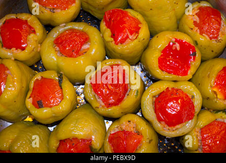 Gefüllte Paprika. Perfekten Komfort Essen. Erstaunlich hausgemachte Mahlzeit. Gefüllte Paprika im Ofen gebacken. Greek-Style gefüllte Paprika. Mediterrane recip Stockfoto