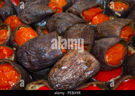 Türkische Küche - dolma-Reis gefüllte getrocknete rote Tomaten und Auberginen Stockfoto