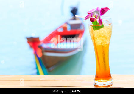 Glas Eistee auf tropischen Hintergrund Stockfoto