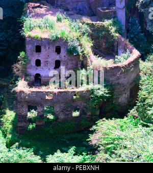 Valle dei Mulini (Tal der Mühlen), ist eine tiefe Gletscherspalte, wo die Ruinen der alten Mühlen befinden und können in das Zentrum von Sorrent gesehen werden. Stockfoto