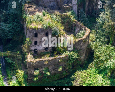 Valle dei Mulini (Tal der Mühlen), ist eine tiefe Gletscherspalte, wo die Ruinen der alten Mühlen befinden und können in das Zentrum von Sorrent gesehen werden. Stockfoto