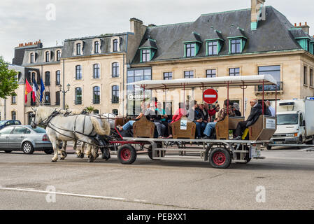 Bergerac, Frankreich - 22. Mai 2017: Touristen in der Kutsche auf der Straße von Arromanches-les-Bains, Normandie, Frankreich. Stockfoto