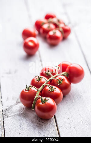 Close-up frischen Trauben Tomaten auf Holzbrett. Stockfoto