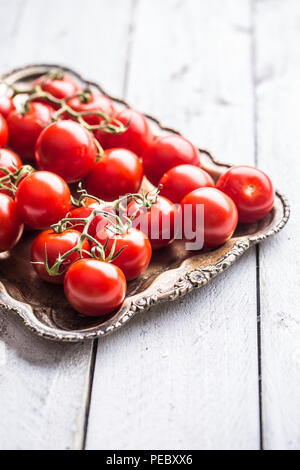 Close-up frischen Trauben Tomaten auf Holzbrett. Stockfoto