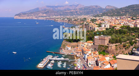 Ein Blick auf Sorrent, Italien mit der Marina Grande im Vordergrund. Stockfoto