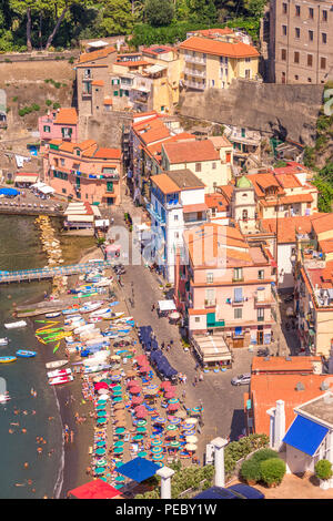 Mit Blick auf die Marina Grande von Sorrent in Italien, mit den bunten Boote tethered in der Bucht und die Einheimischen, die Sonne und das Meer genießen. Stockfoto