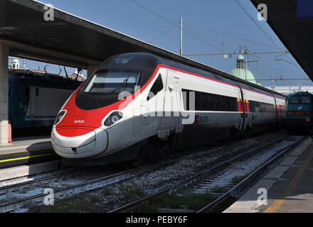 SBB; Pendolino; tillting Zug; ETR 610 und Bahnhof Santa Lucia, Venedig, Italien Stockfoto