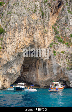 Touristen Segel im schönen Klippen und Höhlen rund um die Insel von Capri in der Campania Gebiet Italiens zu sehen Stockfoto