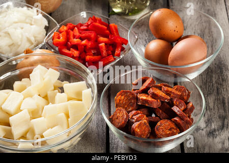 Tortilla de patatas. Zutaten für die Zubereitung spanisches Omelette mit Chorizo Wurst, Kartoffeln, Paprika und Ei. Spanische Küche Stockfoto