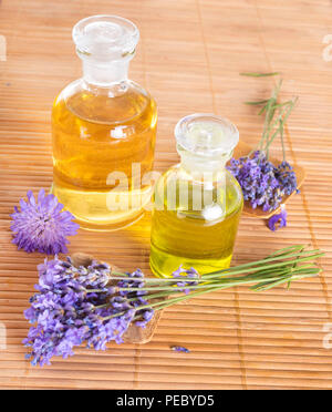 Ätherische Öle und Lavendel auf einem Holz Hintergrund Stockfoto