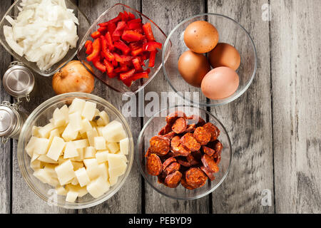 Tortilla de patatas. Zutaten für die Zubereitung spanisches Omelette mit Chorizo Wurst, Kartoffeln, Paprika und Ei. Spanische Küche Stockfoto