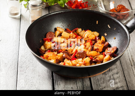 Tortilla de patatas. Kochen spanisches Omelette mit Chorizo Wurst, Kartoffeln, Paprika in die Pfanne. Spanische Küche Stockfoto