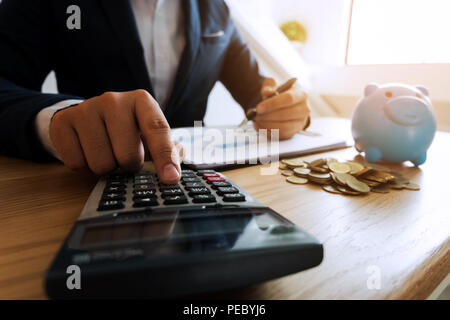 Unternehmer kalkulieren Investitionen Erweiterung business, Geld sparen. Finanzen Konzept. Stockfoto