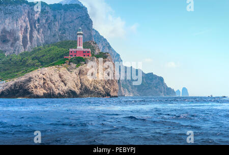 Ein Blick auf die Punta Carena Leuchtturm, auf der Insel Capri im Hintergrund der Felsen der Faraglioni gesehen werden kann Stockfoto