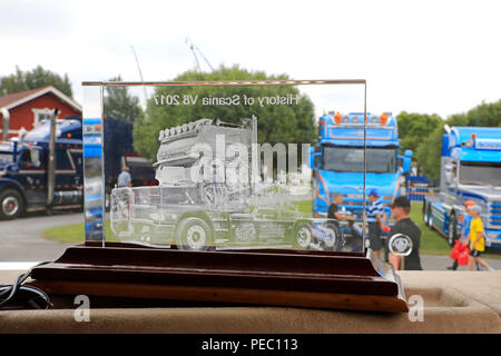 ALAHARMA, Finnland - 10 AUGUST 2018: Scania 143H Optimieren 2 x V8-Motor truck Pouls Bremseservice A/S auf Power Truck Show 2018, cab Interior Detail. Stockfoto