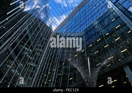 Zeitgenössische architektonische Zusammenfassung von Glas Bürogebäude, London, England, Großbritannien Stockfoto