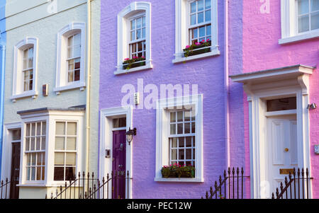 Eine Reihe von hübschen Pastellfarben georgianischen Häusern auf Bywater Straße, weg von der Kings Road, Chelsea, London SW3, England, Großbritannien Stockfoto