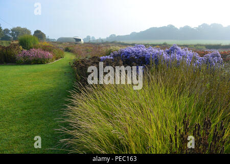 Blick über oudolf Feld, entworfen von dem renommierten Landschaftsarchitekten Piet Oudolf, Radić Pavillon, entworfen von smiljan Radić, Hauser & Wirth, Somerset Stockfoto