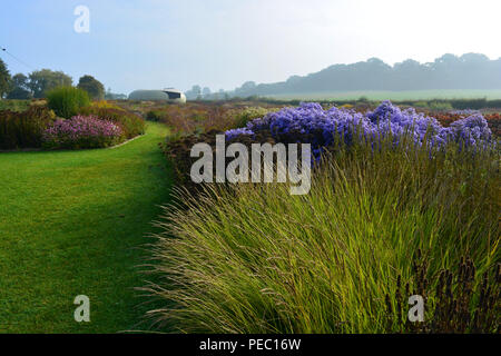 Blick über oudolf Feld, entworfen von dem renommierten Landschaftsarchitekten Piet Oudolf, Radić Pavillon, entworfen von smiljan Radić, Hauser & Wirth, Somerset Stockfoto