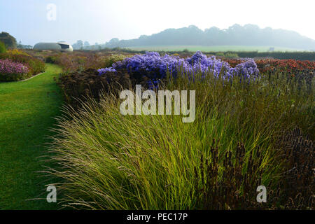 Blick über oudolf Feld, entworfen von dem renommierten Landschaftsarchitekten Piet Oudolf, Radić Pavillon, entworfen von smiljan Radić, Hauser & Wirth, Somerset Stockfoto