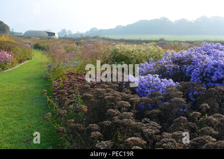 Blick über oudolf Feld, entworfen von dem renommierten Landschaftsarchitekten Piet Oudolf, Radić Pavillon, entworfen von smiljan Radić, Hauser & Wirth, Somerset Stockfoto