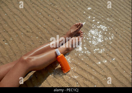 Schone Gepflegte Beine Der Frau Mit Einer Creme Sonnenbrand Von Der Sonne Im Sommer Auf Dem Hintergrund Meer Schutzen Kummert Sich Um Saubere Und Weiche Haut Leeren Platz Fur Text Stockfotografie