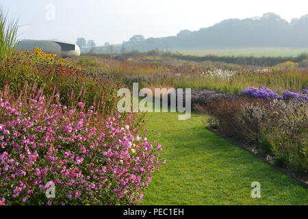 Blick über oudolf Feld, entworfen von dem renommierten Landschaftsarchitekten Piet Oudolf, Radić Pavillon, entworfen von smiljan Radić, Hauser & Wirth, Somerset Stockfoto