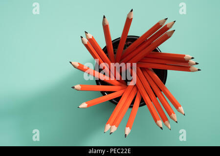 Ansicht der Bleistifte in Schreibtisch Organizer auf Grün Stockfoto