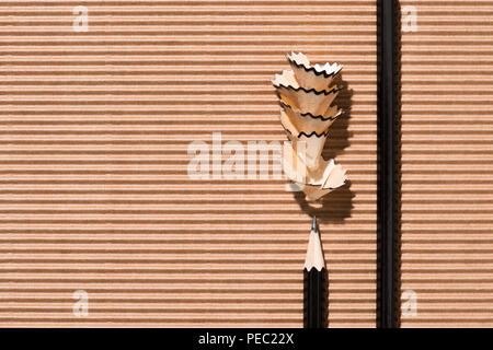 Blick von oben auf die Pencil shavings und schwarzen Bleistift auf Karton Stockfoto