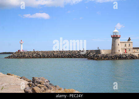 Ein Blick auf die alte Martello Leuchtturm, im Osten pier, Howth, errichtet im Jahre 1817 und die neue Leuchte Turm, der die Funktionen des alten Turms übernommen. Stockfoto