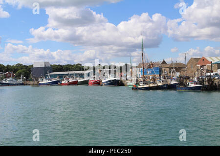 Fischerboote im Hafen von Howth, Dublin, Irland gebunden. Einst ein kleines Fischerdorf am Rande von Dublin, Howth ist eine sprengende Mix der Lebensstile Stockfoto