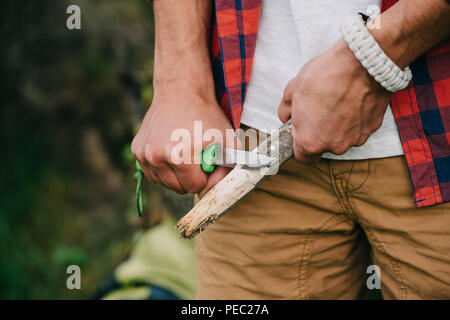 7/8 Schuß des Menschen schärfen mit Messer anmelden Stockfoto