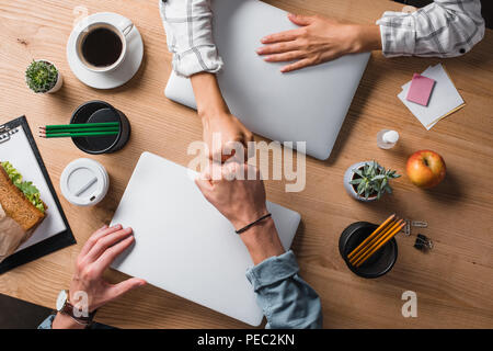 7/8 Schuß von Geschäftsleute tun Fäuste Geste am Arbeitsplatz Stockfoto