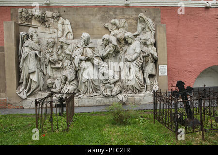 Melchisedek, der König von Salem, trifft Abraham, nachdem er besiegt König Kedor-laomor von Elam in der Schlacht von Siddim in der ursprünglichen Marmor hochrelief von russischen Bildhauer Alexander Loganovsky (1847-1849) aus der Kathedrale von Christus dem Erlöser, nun im Donskoi Kloster in Moskau, Russland dargestellt. Abraham gab den Zehnten von der Beute zu Melchisedek. Stockfoto